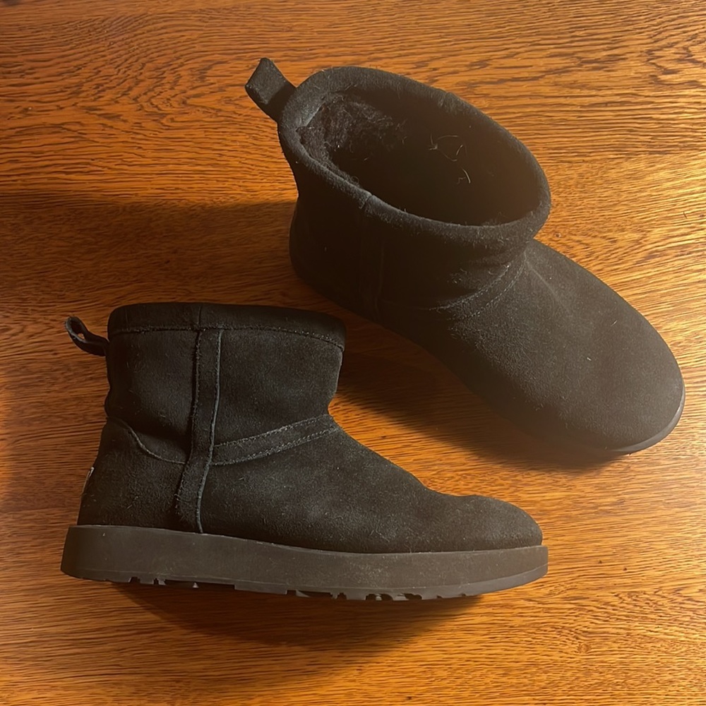 THE black mini ugg boot!! In like new condition, no signs of wear! Size 8.